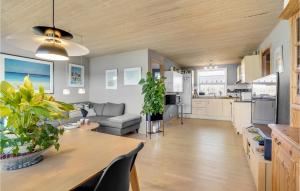 Dapur atau dapur kecil di 2 Bedroom Cozy Apartment In Skagen