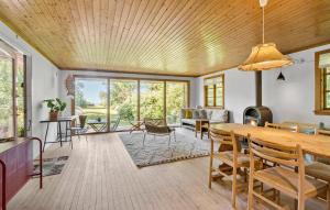 Posezení v ubytování Beach Front Home In Sjællands Odde