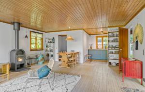 Kuchyň nebo kuchyňský kout v ubytování Beach Front Home In Sjællands Odde