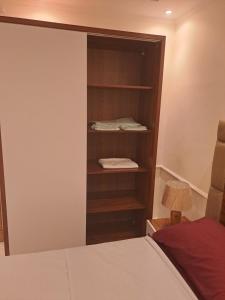 1 dormitorio con estantería junto a la cama en شارع سوريا, en Alejandría 5 fotos más