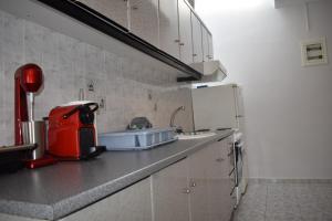 Kuchyň nebo kuchyňský kout v ubytování Sunny Beach Front Apartment