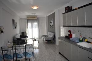 Kuchyň nebo kuchyňský kout v ubytování Sunny Beach Front Apartment