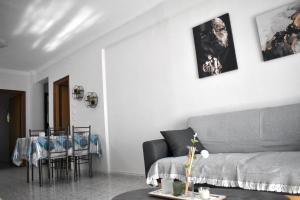 Posezení v ubytování Sunny Beach Front Apartment