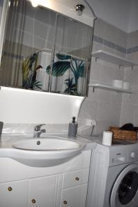 Koupelna v ubytování Sunny Beach Front Apartment