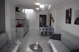 Kuchyň nebo kuchyňský kout v ubytování Sunny Beach Front Apartment