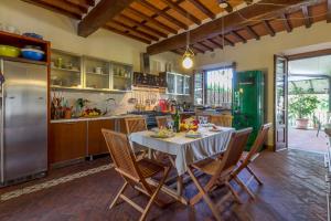 Η κουζίνα ή μικρή κουζίνα στο Villa Pallina with Pool - Happy Rentals