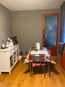 Kuchyň nebo kuchyňský kout v ubytování Appartement dans résidence calme