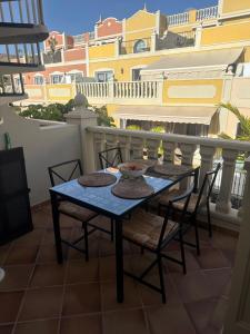 een blauwe tafel en stoelen op een balkon bij Paraiso Ocean View in Palm-mar