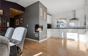 Η κουζίνα ή μικρή κουζίνα στο 3 Bedroom Awesome Apartment In Nesttun
