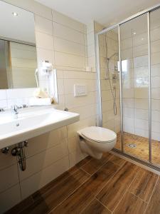 y baño con aseo, lavabo y ducha. en Apart Christine - Silvrettacard-Sommer inklusive, en Galtür