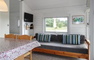 Neksøにある2 Bedroom Gorgeous Home In Nexøのソファ、テーブル、窓が備わる客室です。