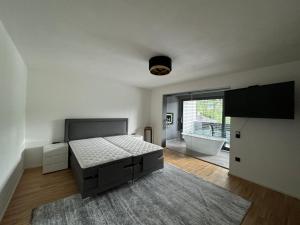 ビハチにあるVilla Modernのベッドルーム1室(ベッド1台付)、バスルーム(バスタブ付)が備わります。 +14枚の写真