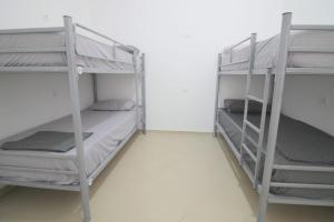 Palanda nebo palandy na pokoji v ubytování Hostel K13