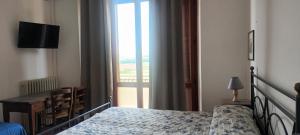 Giường trong phòng chung tại Villa Tre Laghi Vista Paradiso Piscina acqua salata provincia Perugia conf Toscana 22 posti