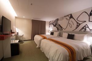 Tempat tidur dalam kamar di Travel Art Inn