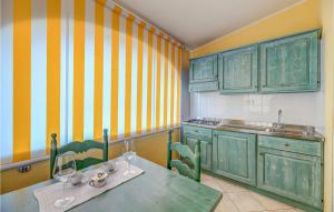 オロゼーイにあるMono 2のキッチン(緑のキャビネット、ワイングラス付きのテーブル付)