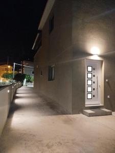 a building with a light on the side of it at night at SeaEsta Vasiliki 1 in Póndi