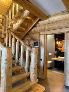 una escalera de caracol de madera en una cabaña de madera en Wild Cottage, en Poiana Mărului