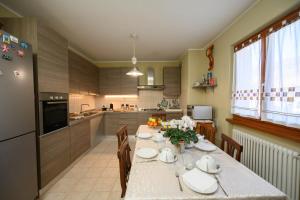 una cucina con tavolo, piatti e fiori di bed an breakfast Aurora a Trento