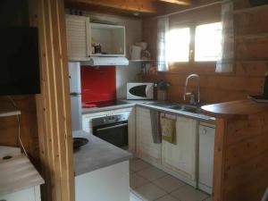 Kuchyň nebo kuchyňský kout v ubytování Loue chalet