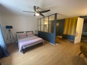 Ένα ή περισσότερα κρεβάτια σε δωμάτιο στο Maison La Réclusière 4 étoiles - Piscine +27 φωτογραφίες