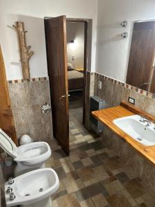 un bagno con un water e un lavandino di Jireh a Esquel