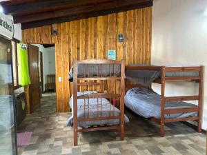 ein Zimmer mit zwei Etagenbetten in einem Haus in der Unterkunft Jireh in Esquel