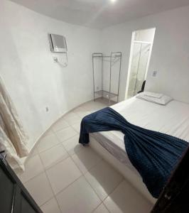 - une chambre avec un lit doté d'une couverture bleue dans l'établissement Casa com Piscina, Vista e Acesso ao Mar, à Angra dos Reis 8 autres photos