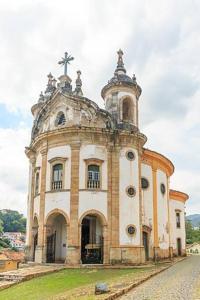 ein altes Gebäude mit einem Kreuz darüber in der Unterkunft Casa do Cristiano no bairro Rosário in Ouro Preto