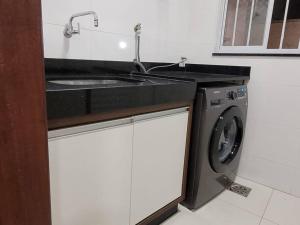 eine Küche mit Spüle und Waschmaschine in der Unterkunft Casa do Cristiano no bairro Rosário in Ouro Preto