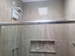 eine Dusche in einem Badezimmer mit einer Glastür in der Unterkunft Casa do Cristiano no bairro Rosário in Ouro Preto + 21 Fotos