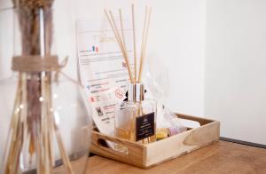 a wooden box with a bottle on a table at 2 Pièces Cosy - Mairie Des Lilas in Les Lilas +2 photos