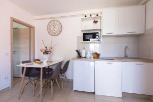 Køkken eller tekøkken på Apartmani Marino