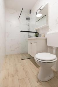 Et badeværelse på Apartmani Marino + 5 billeder