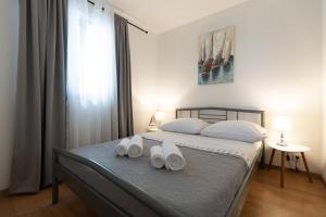 En eller flere senge i et værelse på Apartmani Marino