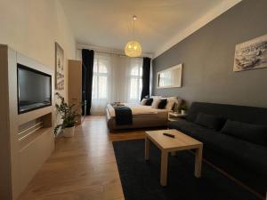 un soggiorno con un divano e un letto di Beautiful Apartments in Prague a Praga
