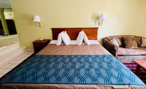 Ozark Inn and Suites客房内的一张或多张床位