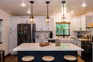 Η κουζίνα ή μικρή κουζίνα στο Black Bear Vista-3BR Fast Wi-Fi