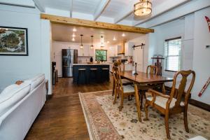 Η κουζίνα ή μικρή κουζίνα στο Black Bear Vista-3BR Fast Wi-Fi
