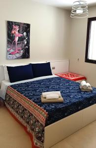 una camera da letto con un letto grande con asciugamani sopra di Dody's Home a Otranto
