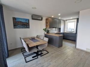 Kuchyň nebo kuchyňský kout v ubytování Penthouse apartment Josipovic