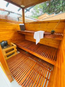 una sauna in legno vuota con un asciugamano sopra di Titué Refugio , Cabañas a La Calera Altre 37 foto