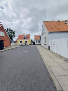 una calle vacía en una ciudad con edificios en 1 Bedroom Apartment In Frederikshavn City With Free Parking, en Frederikshavn