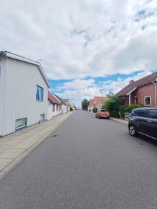 una calle con un coche estacionado al lado de un edificio en 1 Bedroom Apartment In Frederikshavn City With Free Parking, en Frederikshavn