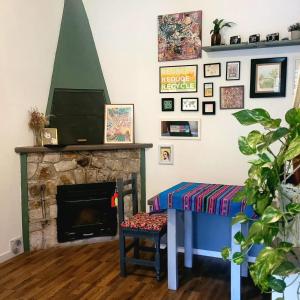 Una sala de estar con una mesa y una chimenea. en Casa Filomena, en Villa Canada del Sauce