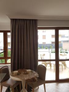 Χώρος καθιστικού στο Błękitny apartament z ogródkiem i parkingiem