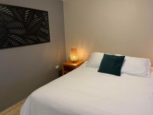 Ένα ή περισσότερα κρεβάτια σε δωμάτιο στο Serenity Rincon Guesthouse