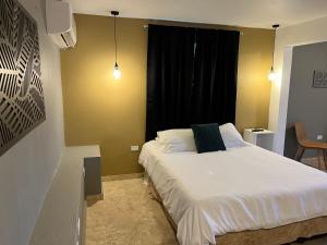 Ένα ή περισσότερα κρεβάτια σε δωμάτιο στο Serenity Rincon Guesthouse
