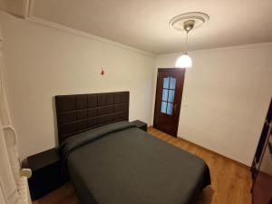 una camera da letto con un letto grande in una stanza di Piso 3 habitaciones en Grado a Grado