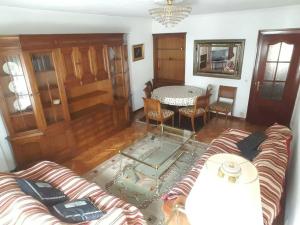 un soggiorno con un divano e un tavolo di Piso 3 habitaciones en Grado a Grado Altre 9 foto